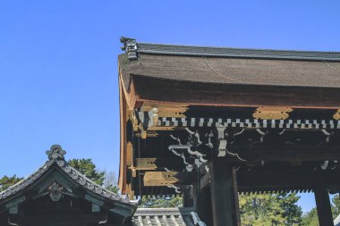 Seiryoden Malikanesi 'nin 8 Nisan 2012' deki kırmızı Gekkamon kapısından görünüşü