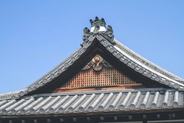 Seiryoden Malikanesi 'nin 8 Nisan 2012' deki kırmızı Gekkamon kapısından görünüşü