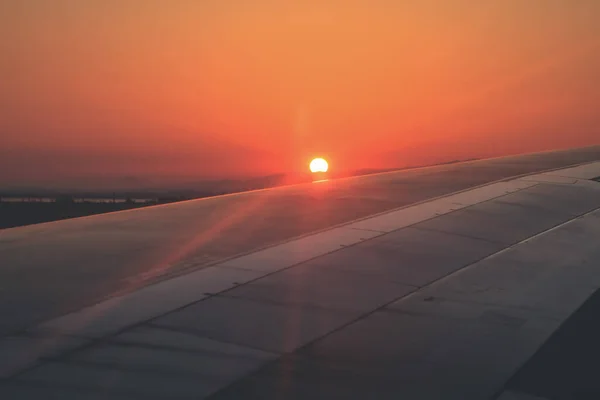Blick Vom Fensterflugzeug Auf Den Sonnenaufgang Des Kansai Flughafens April — Stockfoto