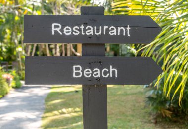 Restoranı ve sahili gösteren bir turizm merkezinde imza atın.