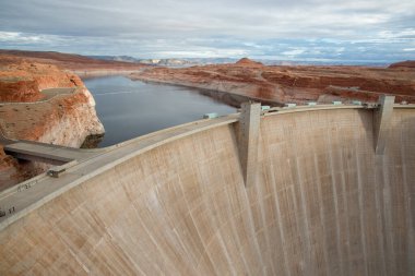 Glen Canyon Barajı ve Arizona 'da Powell Gölü.
