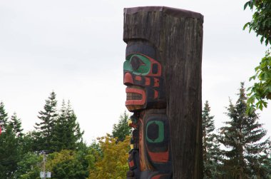 Geleneksel totem direği Duncan British Columbia 'da sergileniyor