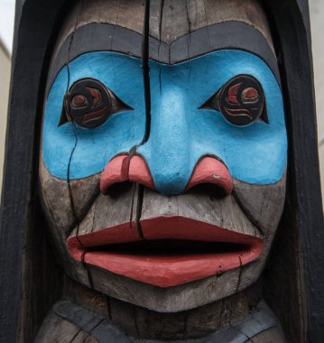 Geleneksel totem direği Duncan British Columbia 'da sergileniyor