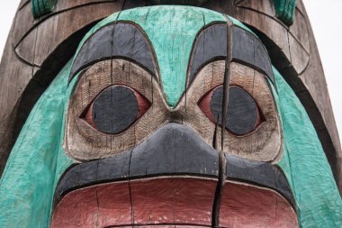 Geleneksel totem direği Duncan British Columbia 'da sergileniyor
