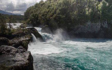 Şili 'deki Petrohue Nehri' nde Şelale