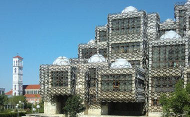 Priştine şehir merkezindeki Kosova kütüphanesi