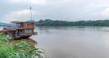 Mekong Nehri 'nin çamurlu suları Laos ormanında kıvrılıyor.