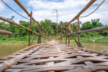 Laos 'taki Mekong Nehri boyunca Bambu köprüsü