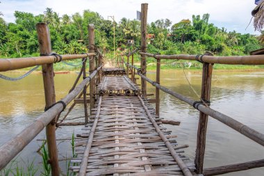 Laos 'taki Mekong Nehri boyunca Bambu köprüsü