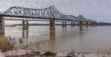 Vicksburg 'daki Mississippi Nehri üzerindeki köprü.