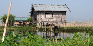 Myanmar 'daki Shan State' deki Inle Gölü 'ndeki Stilt evleri