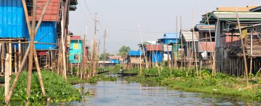 Myanmar 'daki Shan State' deki Inle Gölü 'ndeki Stilt evleri