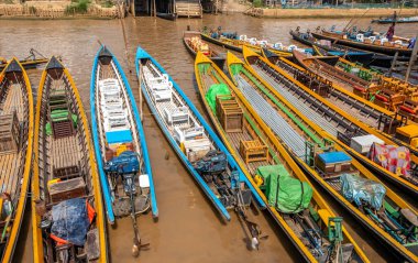 Myanmar 'daki Nysayngshwe' deki Inle Gölü 'nde uzun botlar