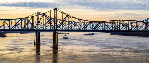 Vicksburg 'daki Mississippi Nehri üzerindeki köprü.