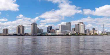 Mississippi Nehri ile New Orleans 'ın silüeti