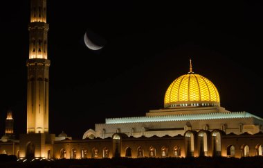 Gece Muscat Umman 'daki Büyük Cami' de hilal ay ışığı vardı.