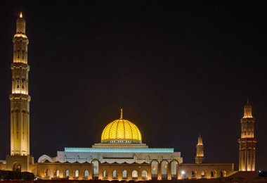 Sultan Qaboos Büyük Camii Muscat Umman 'da geceleyin