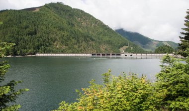 Detroit Barajı Salem yakınlarındaki Oregon Şelale Dağları 'nda