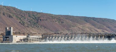 Columbia Nehri 'ndeki John Day Barajı' nın sızıntısı