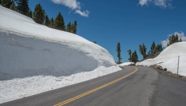 Oregon 'daki Krater Gölü Ulusal Parkı' nda karayolu boyunca büyük bir kar yığını var.
