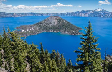 Oregon 'daki Krater Gölü' nün derin mavi suları