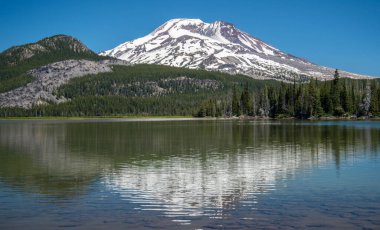 Karla kaplı Güney Kardeş Dağı Oregon 'daki Sparks Gölü' ne yansıyor