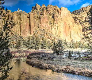 Bend Oregon yakınlarındaki Smith Rock State Parkı