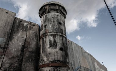 İsrail 'i Beytüllahim yakınlarındaki işgal altındaki Batı Şeria' dan ayıran duvardaki gözetleme kulesi.
