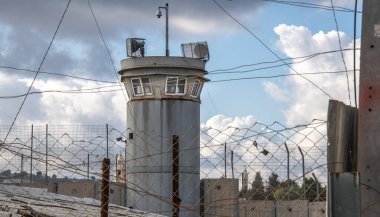 İsrail 'i Beytüllahim yakınlarındaki işgal altındaki Batı Şeria' dan ayıran duvardaki gözetleme kulesi.