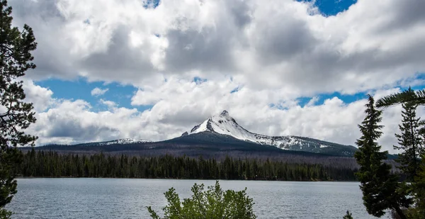 ワシントン山とオレゴン州のビッグレイク — ストック写真