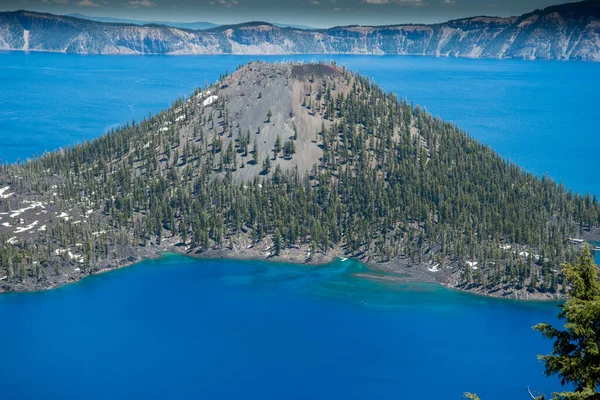 俄勒冈州火山口湖的深蓝色海水 — 图库照片