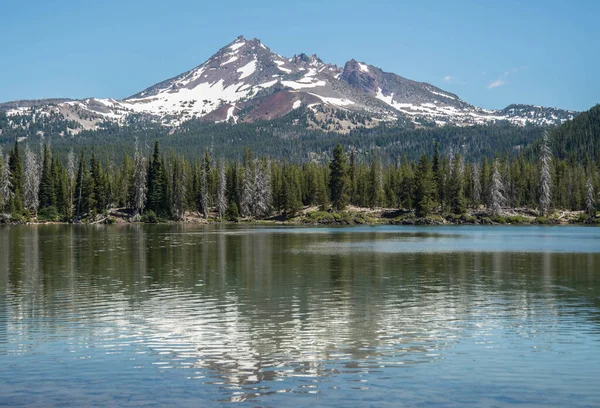 Karla kaplı Kırık Tepe Dağı ve Oregon 'un merkezinde kıvılcım gölü