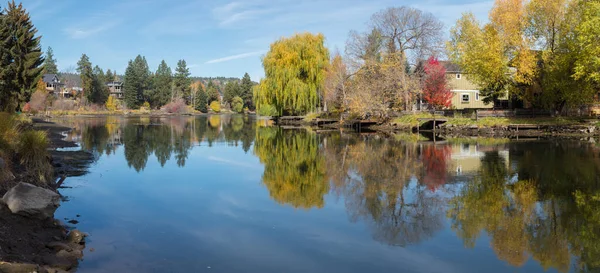 Bend Oregon 'daki Deschutes Nehri' ndeki Ayna Gölünde Yansımalar
