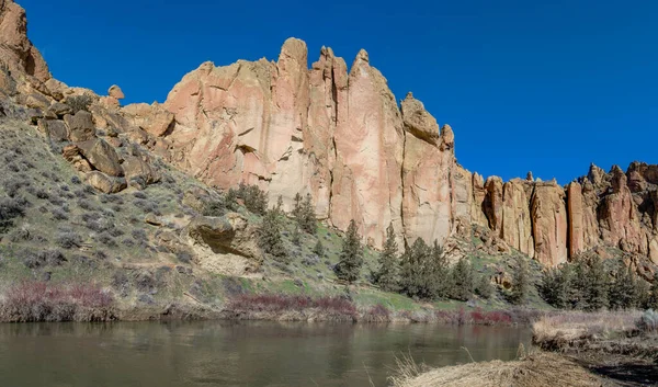 Eğri Nehir kenarındaki Smith Rock State Parkı Bend Oregon yakınlarında.