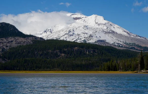 オレゴン州の中心部にある雪に覆われた山々とスパークレイク — ストック写真