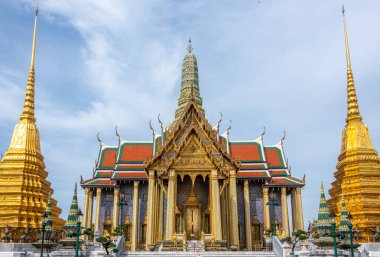 Wat Phra in downtown Bangkok