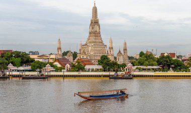 Landmark Wat Arun temple in Bangkok and Chao Phraya River