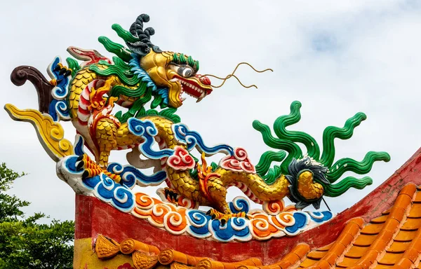 Colorful Dragon Atop Buddhist Temple Kanchanaburi Thailand — Φωτογραφία Αρχείου