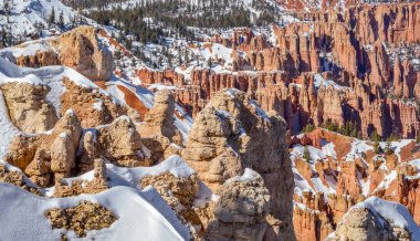 Karlı Bryce Canyon Ulusal Parkı 'nın kırmızı kayaları