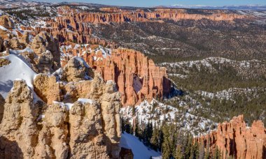 Karlı Bryce Canyon Ulusal Parkı 'nın kırmızı kayaları