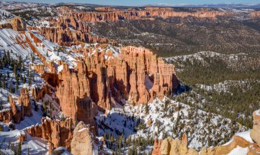 Karlı Bryce Canyon Ulusal Parkı 'nın kırmızı kayaları