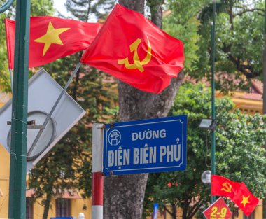 Hanoi 'de Dien Bien Phu sokağı için Vietnam bayraklı sokak tabelası.
