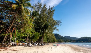Tayland 'da tatil köyündeki sahil restoranı.