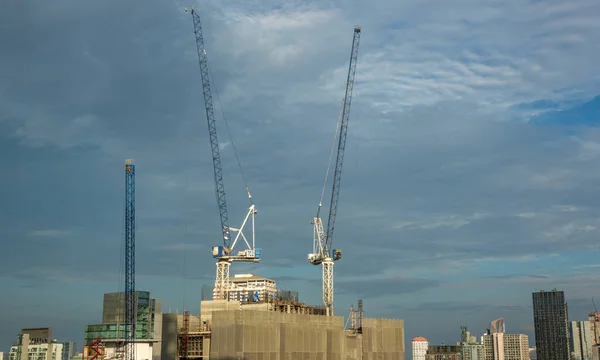 Turmdrehkräne Auf Einer Hochhausbaustelle — Stockfoto