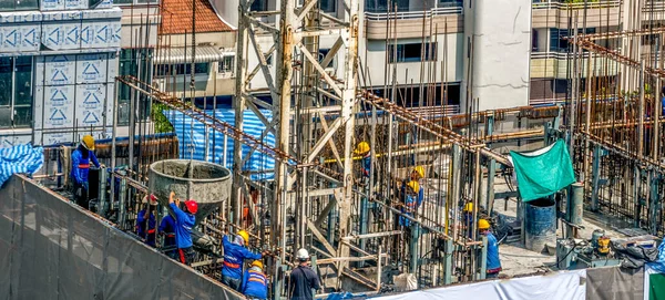 Arbeiter Gießen Beton Auf Einer Hochhausbaustelle — Stockfoto