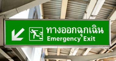 Bangkok BTS Skytrain 'de bir tren platformunda İngilizce ve Tayland dillerinde imza atın