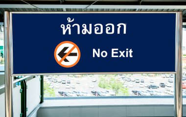 Bangkok BTS Skytrain 'de bir tren platformunda İngilizce ve Tayland dillerinde imza atın
