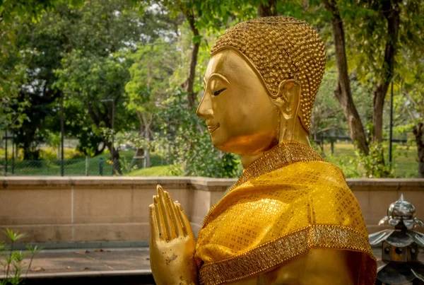 Χρυσό Άγαλμα Του Βούδα Ένα Ιερό Ένα Πάρκο Της Μπανγκόκ — Φωτογραφία Αρχείου