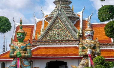 Bangkok Tayland 'daki Wat Arun Budist Tapınağı' nda heykeller