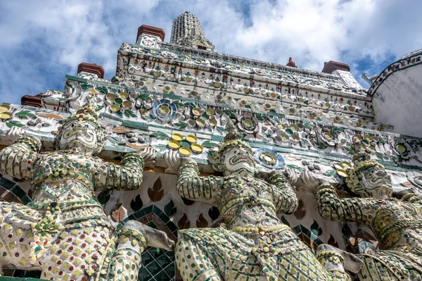 Estatuas Emblemático Templo Budista Wat Arun Bangkok Tailandia — Foto de Stock